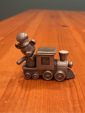 PEWTER TEDDYBEAR ON TRAIN VINTAGE 1986 SPOONTIQUES FIGURINE NEW BABY COLLECTIBLE